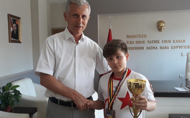 KAYMAKAM ÇETİN, MİNİK ŞAMPİYONU ÖDÜLLENDİRDİ..
