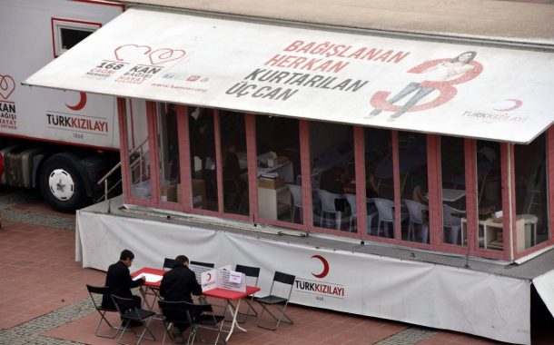 KIZILAY, ALİAĞA'DA BAĞIŞÇI BEKLİYOR..