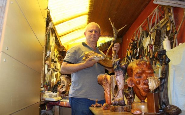 O, ELİNE GEÇEN HER ŞEYİ, SANAT ESERİNE DÖNÜŞTÜRÜYOR..