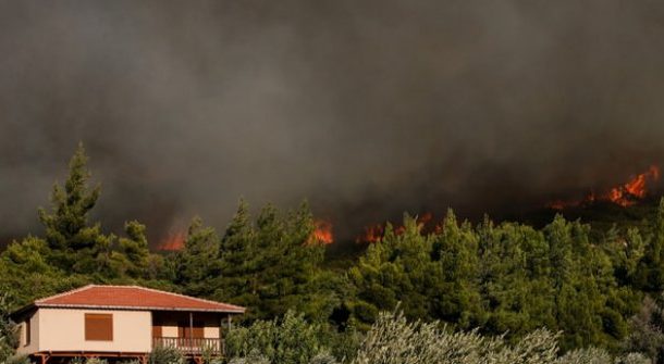YANGIN YERLEŞİM BÖLGESİNE SIÇRADI, 80 HANELİ MAHALLE BOŞALTILDI!