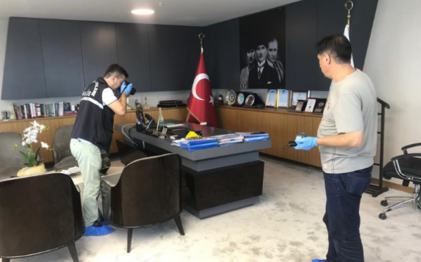 BAŞKANIN ODASINDAKİ DİNLEME CİHAZI İÇİN, 2 GÖZALTI..