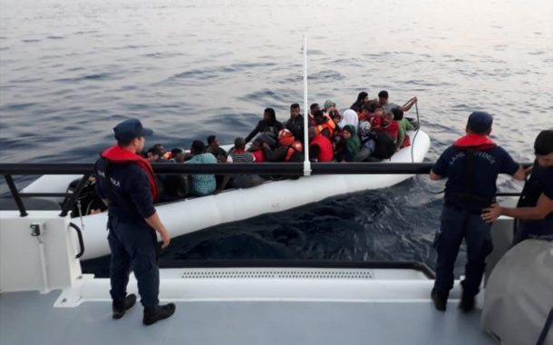 DİKİLİ'DE 80 KAÇAK GÖÇMEN YAKALANDI..