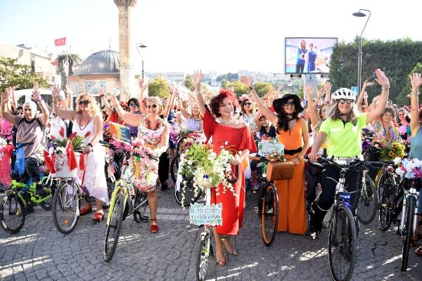 SÜSLÜ KADINLAR İZMİR’DE PEDAL ÇEVİRDİ.. SÜSLÜ KADINLAR İZMİR’DE PEDAL ÇEVİRDİ..