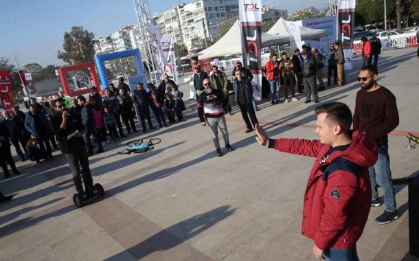KARŞIYAKA'DA, DRONEMANYA ŞOV..