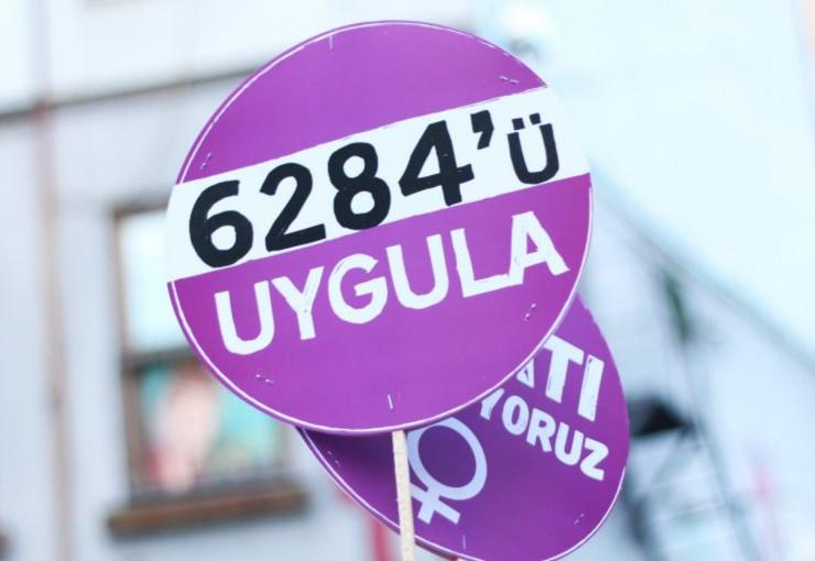 “KADINLAR SOSYAL MEDYA DA, YARDIM ÇIĞLIKLARI ATIYOR..” “KADINLAR SOSYAL MEDYA DA, YARDIM ÇIĞLIKLARI ATIYOR..”