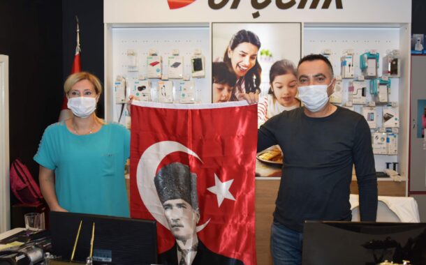 ALİAĞA BELEDİYESİNDEN ESNAFA ATATÜRK POSTERİ..