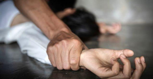 KURTARIN BENİ DİYE YARDIM İSTEYEN GENÇ KIZA 13 KİŞİ CİNSEL İSTİSMAR DA BULUNDU..