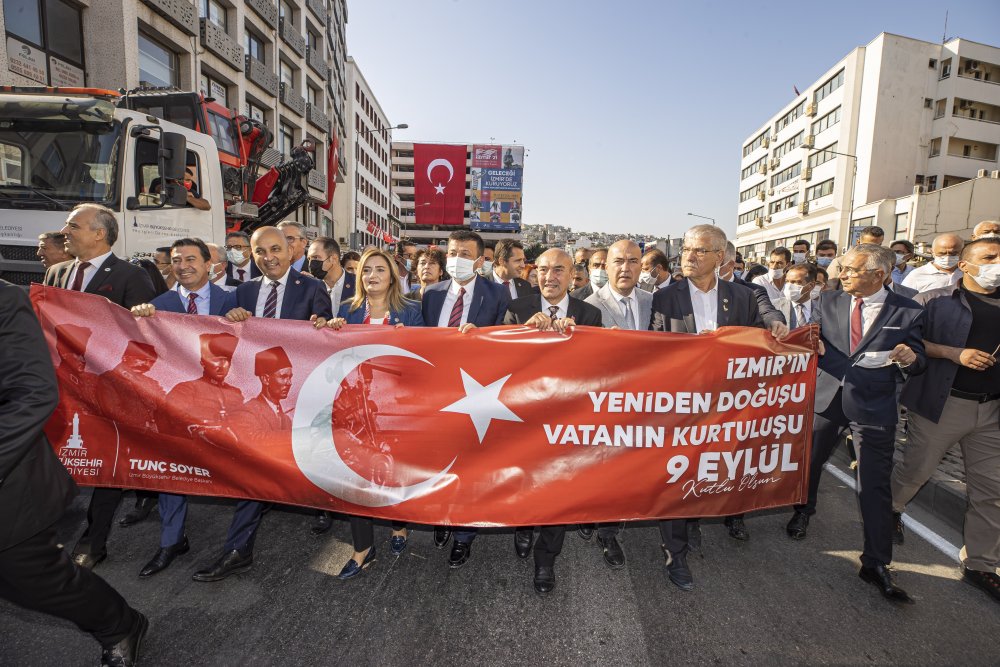 SOYER; “BU KENTİN BELEDİYE BAŞKANI OLMAKTAN, KIVANÇ VE ONUR DUYUYORUM..” SOYER; “BU KENTİN BELEDİYE BAŞKANI OLMAKTAN, KIVANÇ VE ONUR DUYUYORUM..”