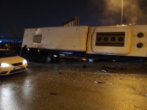 EGO OTOBÜSÜ DEVRİLDİ, 16 KİŞİ YARALANDI… EGO OTOBÜSÜ DEVRİLDİ, 16 KİŞİ YARALANDI…
