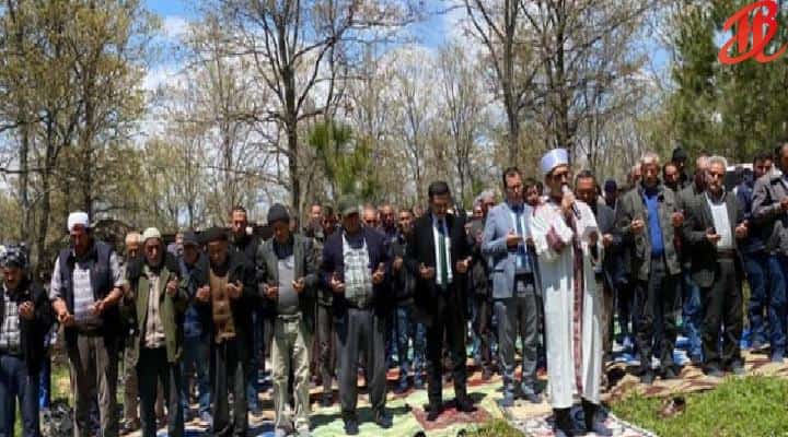 İZMİR KİRAZ DA, BELEDİYE BAŞKANI VE KAYMAKAM YAĞMUR DUASINA ÇIKTI… İZMİR KİRAZ DA, BELEDİYE BAŞKANI VE KAYMAKAM YAĞMUR DUASINA ÇIKTI…