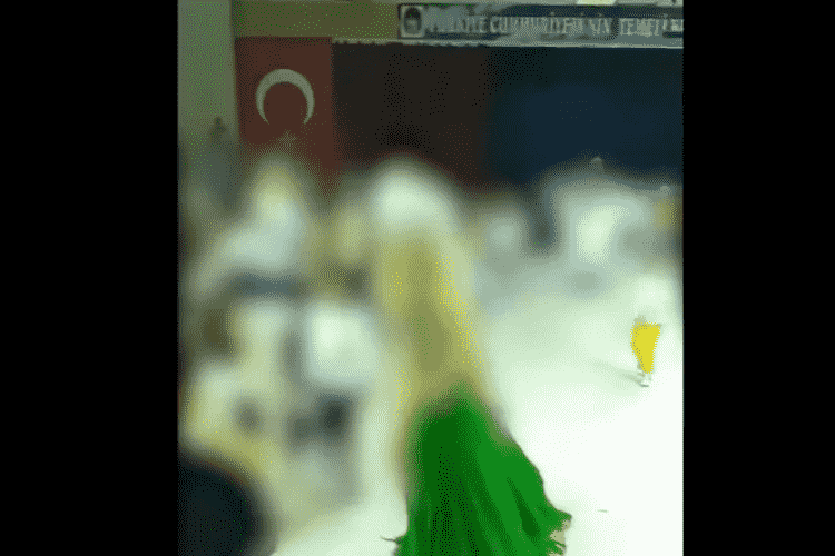 İMAM HATİP OKULUNA GELİR SAĞLAMAK İÇİN ÇAY GÜNÜ YAPTILAR, DANSÖZ OYNATTILAR!… İMAM HATİP OKULUNA GELİR SAĞLAMAK İÇİN ÇAY GÜNÜ YAPTILAR, DANSÖZ OYNATTILAR!…