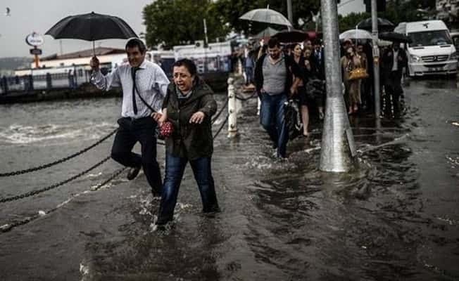 İSTANBUL VE BAZI BÖLGELERDE SAĞANAK YAĞIŞ BAŞLADI… İSTANBUL VE BAZI BÖLGELERDE SAĞANAK YAĞIŞ BAŞLADI…