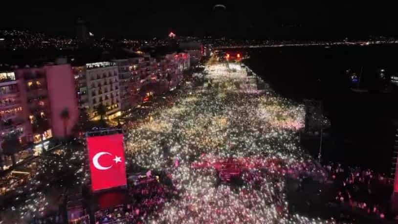 İZMİR’İN KURTULUŞUNUN 100. YILDÖNÜMÜ TÖRENLERİNDE ON BİNLERCE İZMİR’Lİ COŞKUNUN DORUĞUNA ÇIKTI… İZMİR’İN KURTULUŞUNUN 100. YILDÖNÜMÜ TÖRENLERİNDE ON BİNLERCE İZMİR’Lİ COŞKUNUN DORUĞUNA ÇIKTI…
