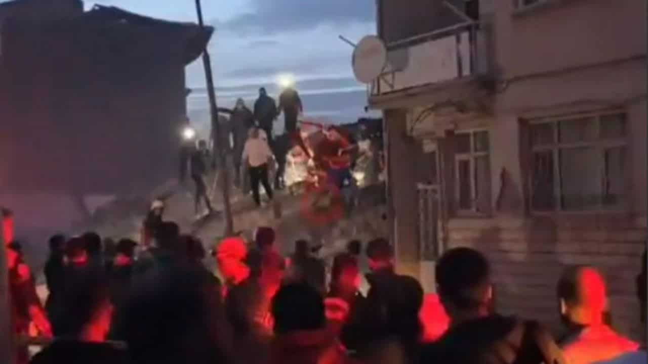 MALATYA DA 4 KATLI HASARLI BİNA ÇÖKTÜ!… MALATYA DA 4 KATLI HASARLI BİNA ÇÖKTÜ!…