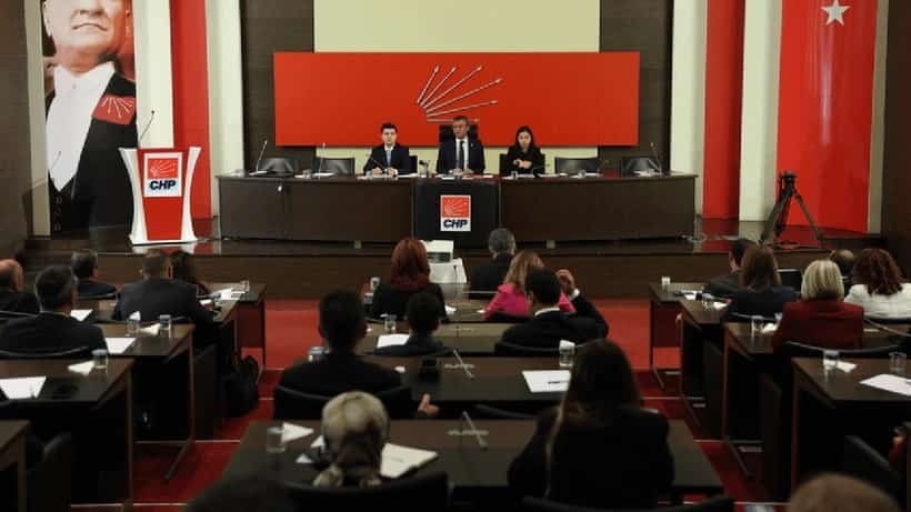 ÖZGÜR ÖZEL GÖLGE KABİNESİNİ OLUŞTURDU… ÖZGÜR ÖZEL GÖLGE KABİNESİNİ OLUŞTURDU…
