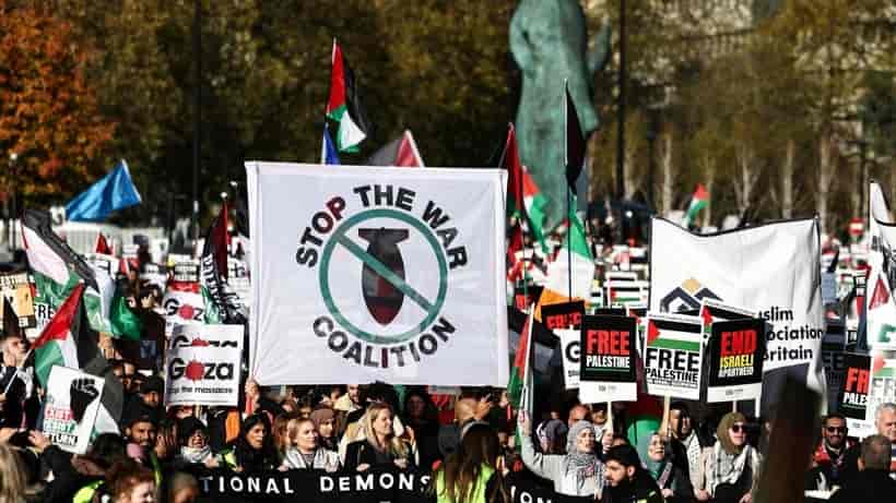 LONDRA DA YAPILAN FİLİSTİN’E DESTEK YÜRÜYÜŞÜNE 300 BİN KİŞİ KATILDI… LONDRA DA YAPILAN FİLİSTİN’E DESTEK YÜRÜYÜŞÜNE 300 BİN KİŞİ KATILDI…