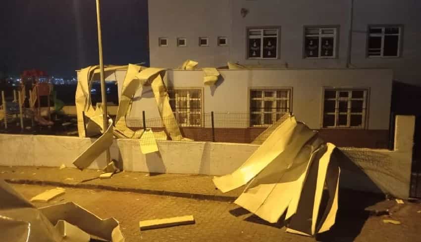ŞİDDETLİ RÜZGAR ÇATILARI UÇURDU, SOMA’DA ÇATI ALTINDA KALAN VATANDAŞ YAŞAMINI YİTİRDİ… ŞİDDETLİ RÜZGAR ÇATILARI UÇURDU, SOMA’DA ÇATI ALTINDA KALAN VATANDAŞ YAŞAMINI YİTİRDİ…