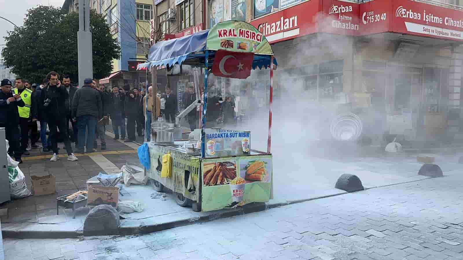 ZABITANIN TEZGAHINI KALDIRMAK İSTEDİĞİ SEYYAR KESTANECİ KENDİNİ YAKTI!… ZABITANIN TEZGAHINI KALDIRMAK İSTEDİĞİ SEYYAR KESTANECİ KENDİNİ YAKTI!…