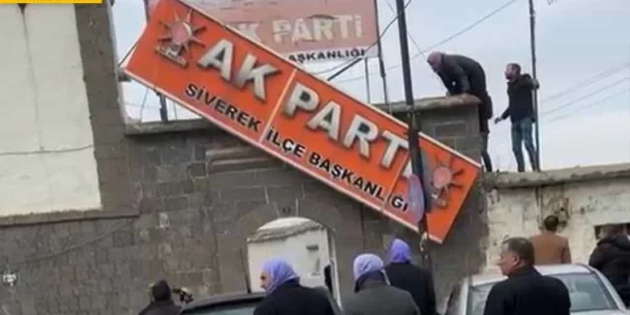 İLÇE ÖRGÜTÜ TOPLUCA İSTİFA ETTİ, 20 YILLIK TABELA İNDİRİLDİ!… İLÇE ÖRGÜTÜ TOPLUCA İSTİFA ETTİ, 20 YILLIK TABELA İNDİRİLDİ!…