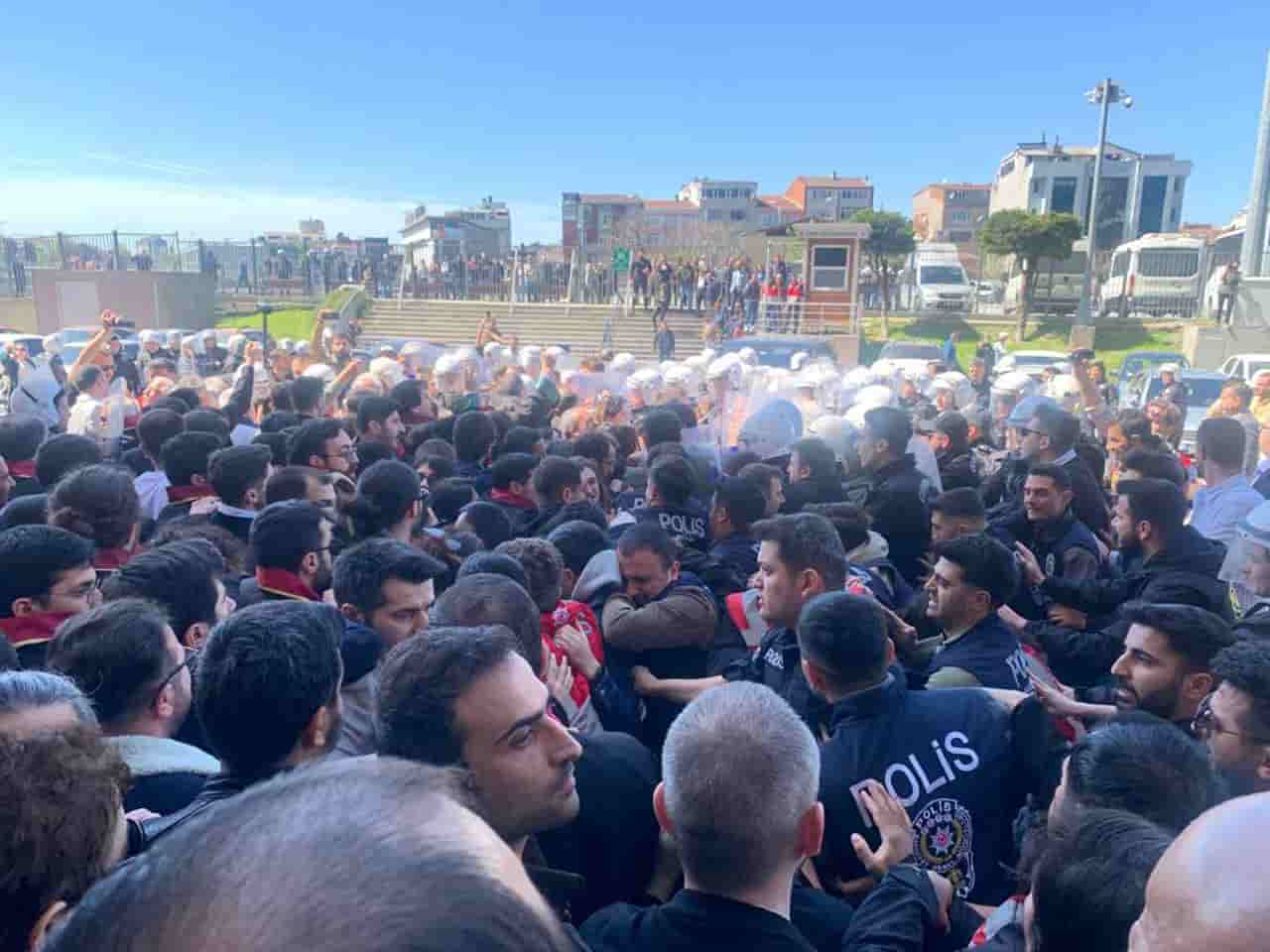 İSTANBUL BAROSUNDAN, AVUKATLARA ŞİDDET UYGULAYAN POLİSLERE TEPKİ!… İSTANBUL BAROSUNDAN, AVUKATLARA ŞİDDET UYGULAYAN POLİSLERE TEPKİ!…