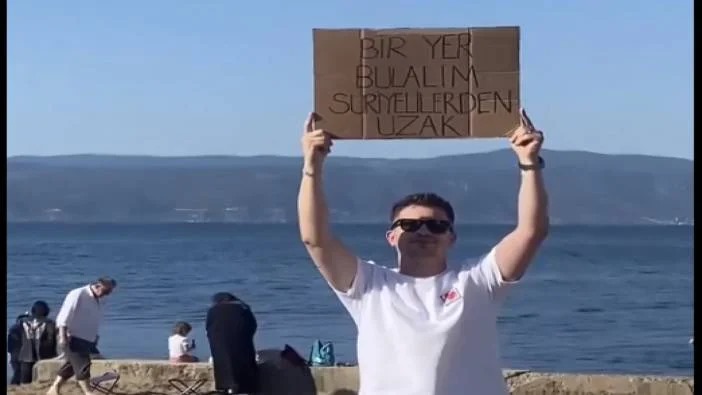 PANKARTA: “BİR YOL BULALIM SURİYE’LİLERDEN UZAK” YAZDI, SOSYAL MEDYA DA TARTIŞMALARA YOL AÇTI!… PANKARTA: “BİR YOL BULALIM SURİYE’LİLERDEN UZAK” YAZDI, SOSYAL MEDYA DA TARTIŞMALARA YOL AÇTI!…