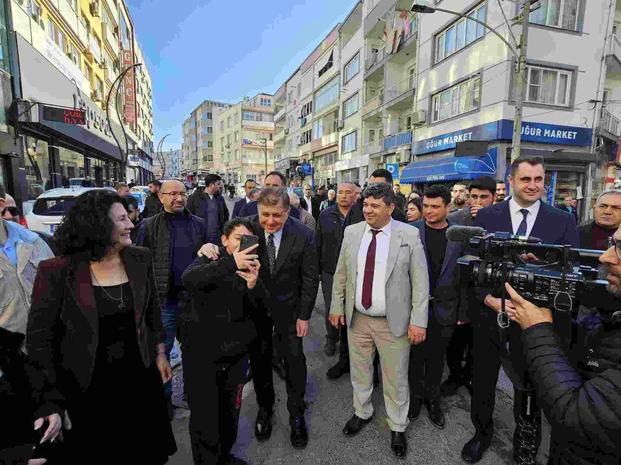 BAŞKAN TUGAY BUGÜNKÜ MESAİSİNİ ALİAĞA’YA AYIRDI, AÇILIŞ VE ZİYARETLER YAPTI… BAŞKAN TUGAY BUGÜNKÜ MESAİSİNİ ALİAĞA’YA AYIRDI, AÇILIŞ VE ZİYARETLER YAPTI…