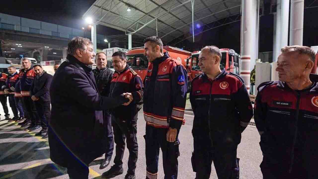 BAŞKAN TUGAY’IN ZİYARETİNDE BÜYÜKŞEHİR’İN İTFAİYECİLERİNDEN SAZLI SÜRPRİZ!… BAŞKAN TUGAY’IN ZİYARETİNDE BÜYÜKŞEHİR’İN İTFAİYECİLERİNDEN SAZLI SÜRPRİZ!…