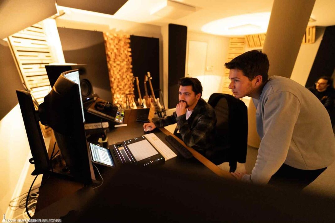 BÜYÜKŞEHİRİN ÜCRETSİZ MÜZİK STÜDYOSUNA, SAZ ÇALANDA GELİYOR, RAP YAPANDA…