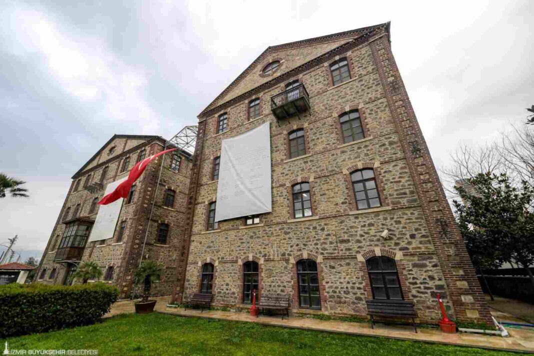 MESLEK FABRİKASINA ATA’NIN İMZALADIĞI BELGENİN GÖRSELLERİ ASILDI…