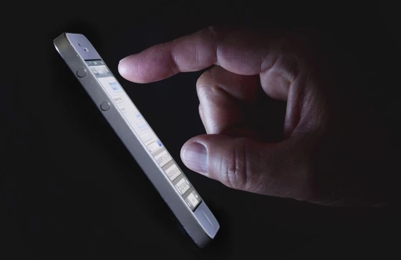 KARANLIKTA TELEFONLA OYNAYANLAR DİKKAT!…