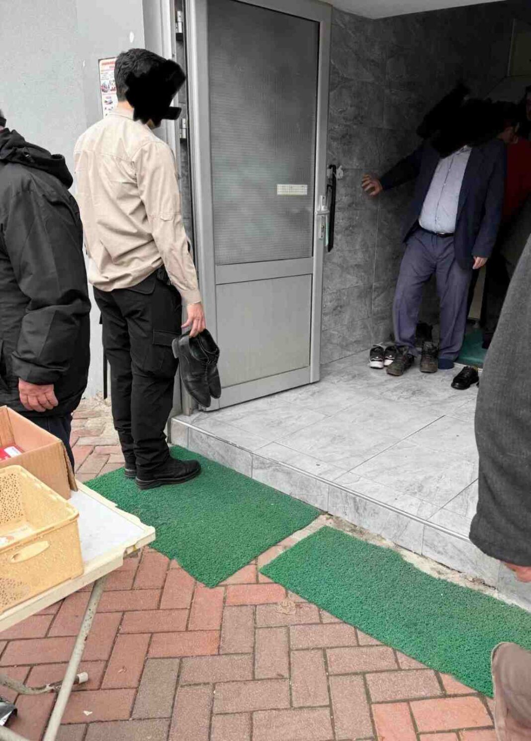 CAMİ KAPISINDA ELİNDE AYAKKABI İLE KAYMAKAMI BEKLEDİ!…