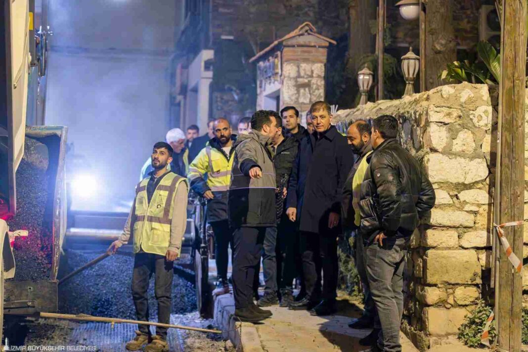 BAŞKAN TUGAY YOL EMEKÇİLERİ İLE GECE MESAİSİNDE BULUŞTU… BAŞKAN TUGAY YOL EMEKÇİLERİ İLE GECE MESAİSİNDE BULUŞTU…