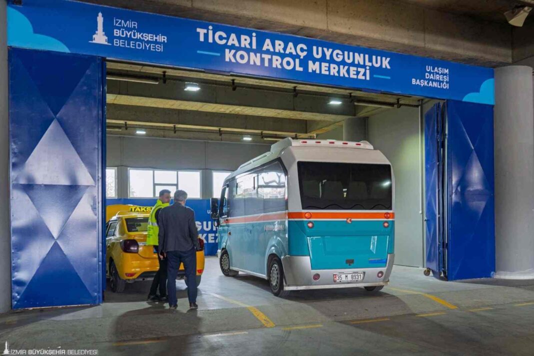 İZMİR BÜYÜKŞEHİR, TAKSİ VE MİNİBÜSLERİN KONTROLLERİNİ BU MERKEZDEN YAPIYOR… İZMİR BÜYÜKŞEHİR, TAKSİ VE MİNİBÜSLERİN KONTROLLERİNİ BU MERKEZDEN YAPIYOR…