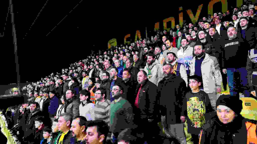 Aliağa’da İlk Gece Maçı Coşkusu… Aliağa’da İlk Gece Maçı Coşkusu…