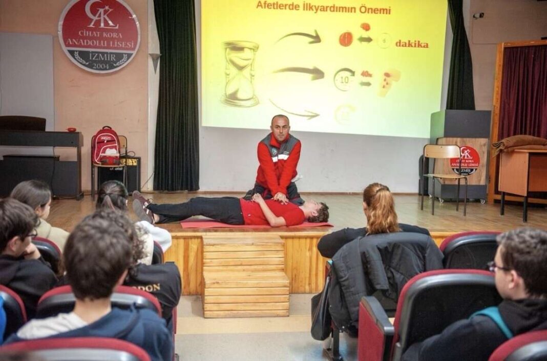 Dirençli Karşıyaka İçin Adım Adım: ,Deprem Haftası’nda Öğrencilerle Eğitim Maratonu… Dirençli Karşıyaka İçin Adım Adım: ,Deprem Haftası’nda Öğrencilerle Eğitim Maratonu…