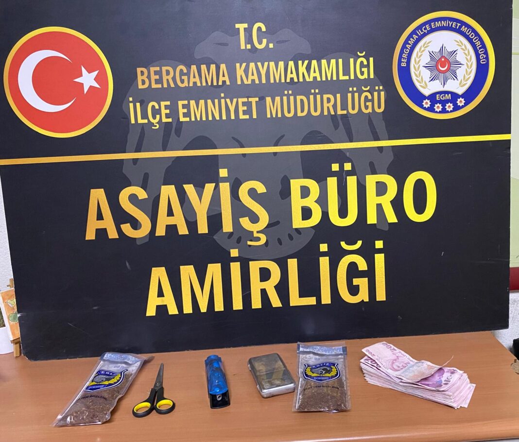 BERGAMA’DA YAŞI KÜÇÜK İKİ ŞAHIS, UYUŞTURUCU TİCARETİNDEN TUTUKLANDI… BERGAMA’DA YAŞI KÜÇÜK İKİ ŞAHIS, UYUŞTURUCU TİCARETİNDEN TUTUKLANDI…