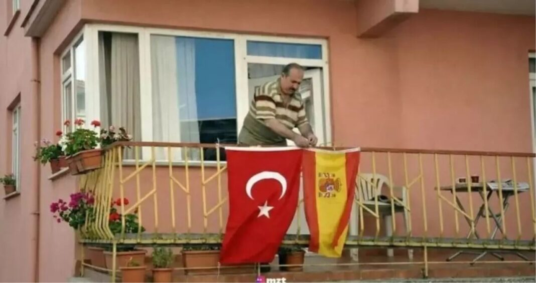 BAYRAK ASAN DAYI, TÜRK BAYRAĞININ YANINA İSPANYA BAYRAĞINI DA ASTI… BAYRAK ASAN DAYI, TÜRK BAYRAĞININ YANINA İSPANYA BAYRAĞINI DA ASTI…