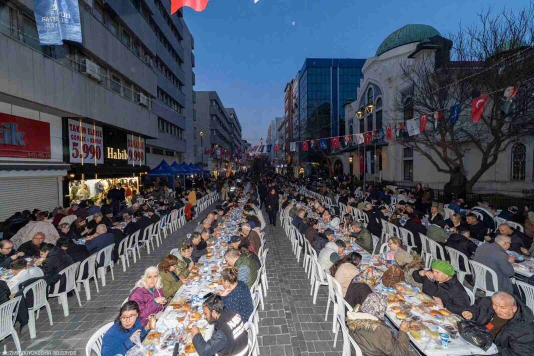 BÜYÜKŞEHİR’İN İFTAR SOFRASI KEMERALTINDA KURULDU, 15’İNDE ALİAĞA DEMOKRASİ MEYDANINDA KURULACAK… BÜYÜKŞEHİR’İN İFTAR SOFRASI KEMERALTINDA KURULDU, 15’İNDE ALİAĞA DEMOKRASİ MEYDANINDA KURULACAK…