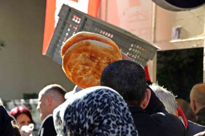 HAYIRSEVER VATANDAŞ ÜCRETSİZ PİDE DAĞITTI, EMEKLİLERİN CAN ACITICI GÖRÜNTÜLERİ ORTAYA ÇIKTI!… HAYIRSEVER VATANDAŞ ÜCRETSİZ PİDE DAĞITTI, EMEKLİLERİN CAN ACITICI GÖRÜNTÜLERİ ORTAYA ÇIKTI!…