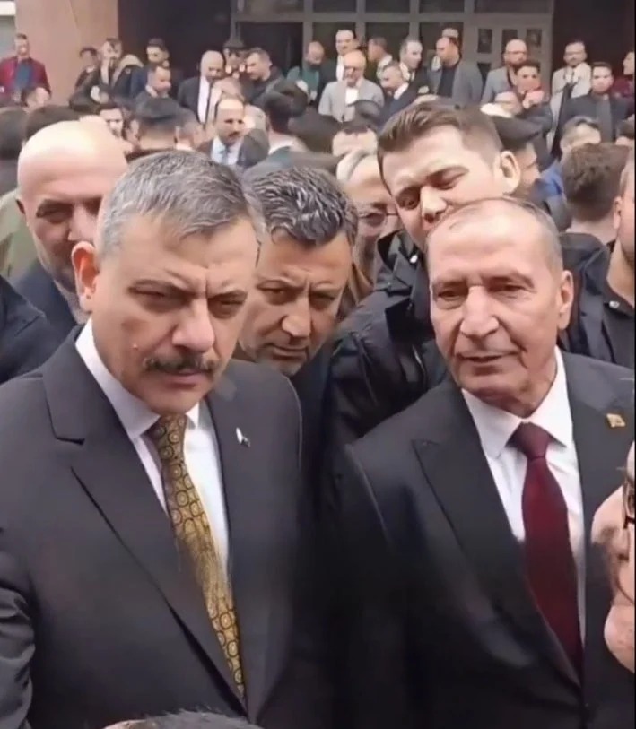BAKANA DERT ANLATTI, APAR-TOPAR ALANDAN UZAKLAŞTIRILDI!… BAKANA DERT ANLATTI, APAR-TOPAR ALANDAN UZAKLAŞTIRILDI!…