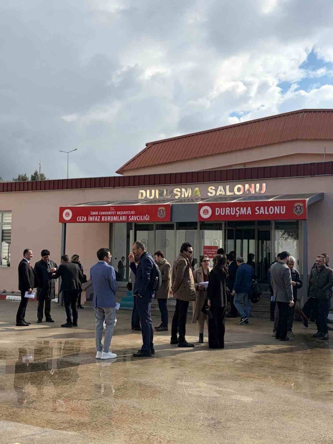 Gümrük Rüşvet Davasının İlk Duruşmasında Sanıklar ve Avukatlar Arasında Dikkat Çeken Sorgular… Gümrük Rüşvet Davasının İlk Duruşmasında Sanıklar ve Avukatlar Arasında Dikkat Çeken Sorgular…