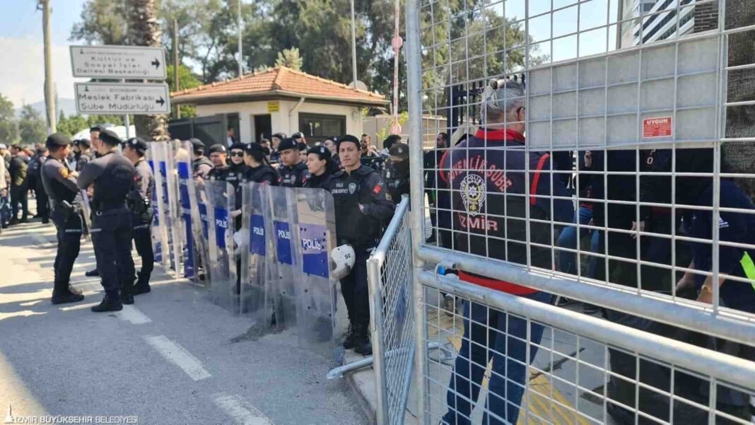 BAŞKAN TUGAY: “HALKI FAZLA GÖZARDI EDİYORSUNUZ, BU İŞ BÖYLE DEVAM EDEMEZ…” BAŞKAN TUGAY: “HALKI FAZLA GÖZARDI EDİYORSUNUZ, BU İŞ BÖYLE DEVAM EDEMEZ…”
