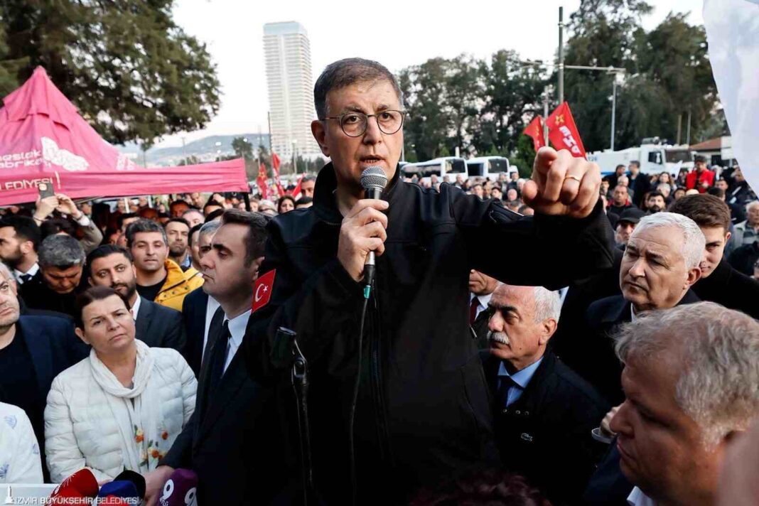 “BU, İZMİR HALKININ MALINA ÇÖKMEKTİR, BUNDAN SONRA 24 SAAT BURADAYIM…” “BU, İZMİR HALKININ MALINA ÇÖKMEKTİR, BUNDAN SONRA 24 SAAT BURADAYIM…”