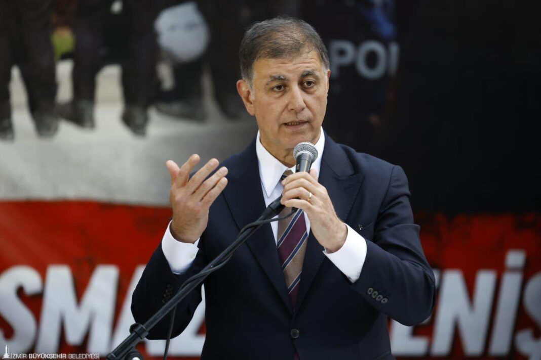 “KİMSİNİZ SİZ BE KİMSİNİZ?, BU HAKSIZLIK BİTMEDİKÇE EYLEM DE BİTMEZ…” “KİMSİNİZ SİZ BE KİMSİNİZ?, BU HAKSIZLIK BİTMEDİKÇE EYLEM DE BİTMEZ…”