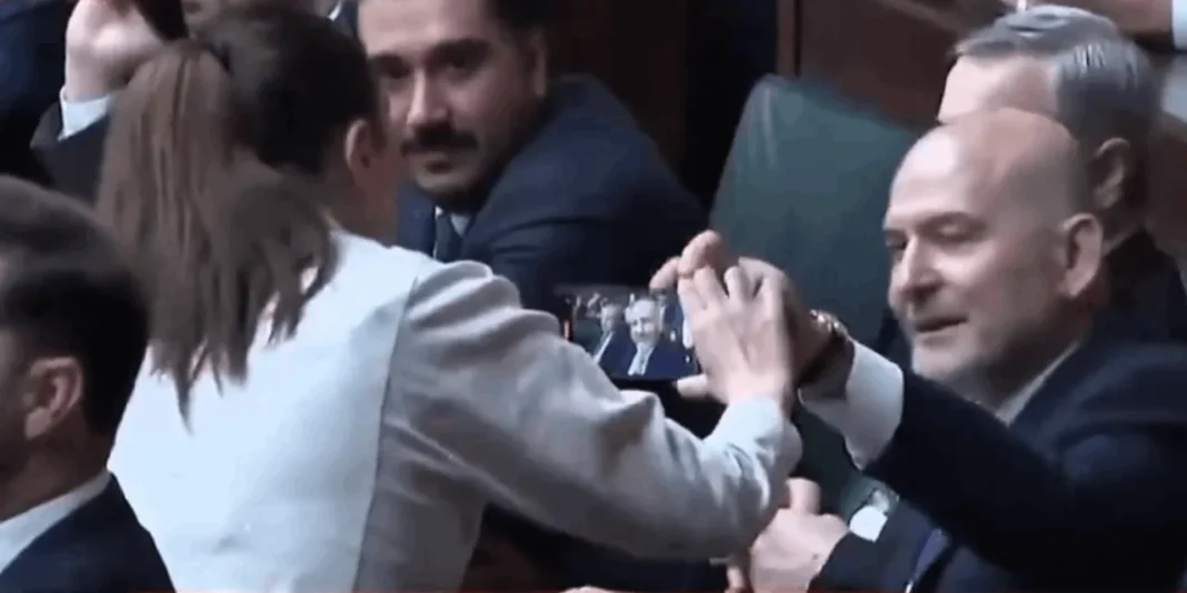 “GÜLİSTAN DOKU” ADINI DUYUNCA GAZETECİ’YE FİZİKİ MÜDAHALEDE BULUNDU!… “GÜLİSTAN DOKU” ADINI DUYUNCA GAZETECİ’YE FİZİKİ MÜDAHALEDE BULUNDU!…