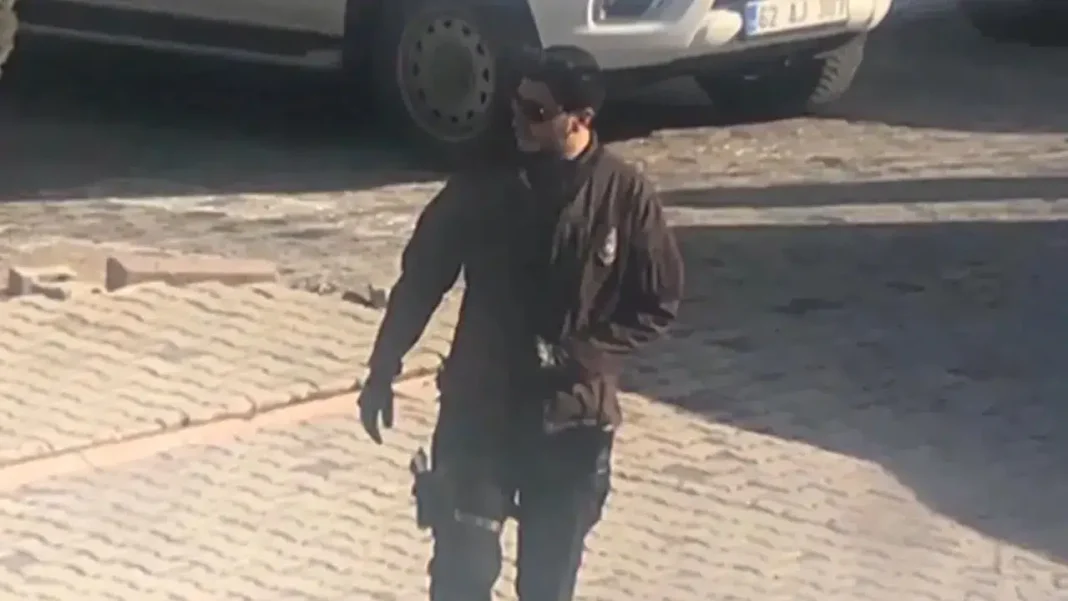 “HİÇ SİLAHIM YOK” DİYOR, ARKADAŞINI VALİLİK KONUTUNDA SİLAHLA AĞIRLIYOR!.. “HİÇ SİLAHIM YOK” DİYOR, ARKADAŞINI VALİLİK KONUTUNDA SİLAHLA AĞIRLIYOR!..