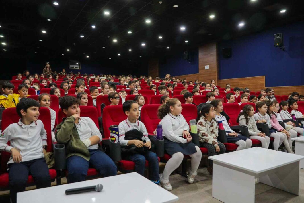 Aliağa’lı Minikler Belediye Yönetimini Yerinde Öğrendi… Aliağa’lı Minikler Belediye Yönetimini Yerinde Öğrendi…
