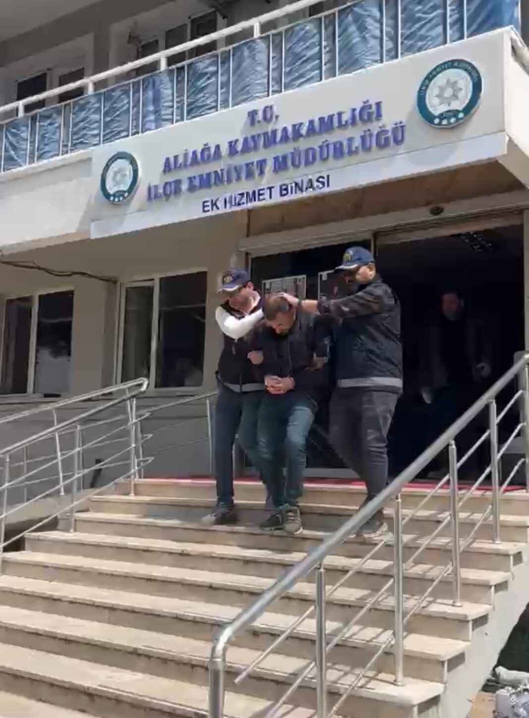 ALİAĞA EMNİYETİ 10 AYRI SUÇTAN ARANAN ŞAHSI KISKIVRAK YAKALADI… ALİAĞA EMNİYETİ 10 AYRI SUÇTAN ARANAN ŞAHSI KISKIVRAK YAKALADI…