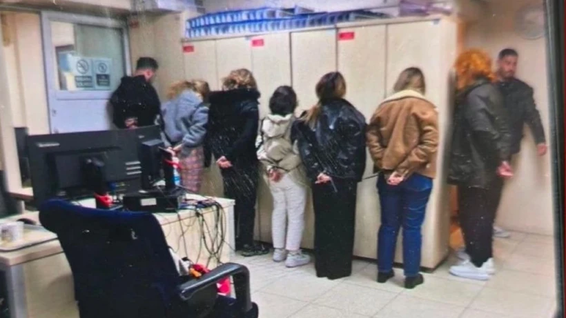 POLİSLE DALGA GEÇTİLER, PLAZA ÇALIŞANLARININ KAMERALARINA YAKALANDILAR!… POLİSLE DALGA GEÇTİLER, PLAZA ÇALIŞANLARININ KAMERALARINA YAKALANDILAR!…
