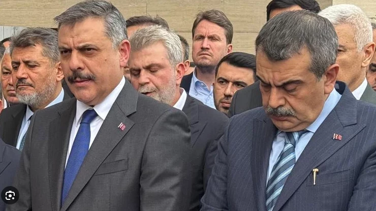 “ÇOCUKLARI KORU, ÖĞRETMENLERİ KORU” DEDİLER, İSTİFASINI İSTEDİLER!… “ÇOCUKLARI KORU, ÖĞRETMENLERİ KORU” DEDİLER, İSTİFASINI İSTEDİLER!…